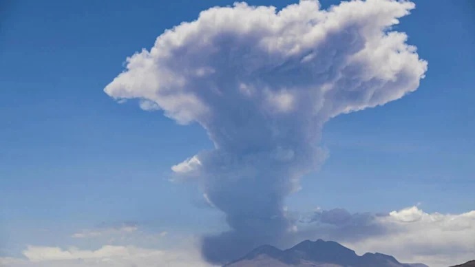 Núi lửa Lascar ở Chile phun trào dữ dội, cột tro bụi cao tới 6.000m - Hình 1