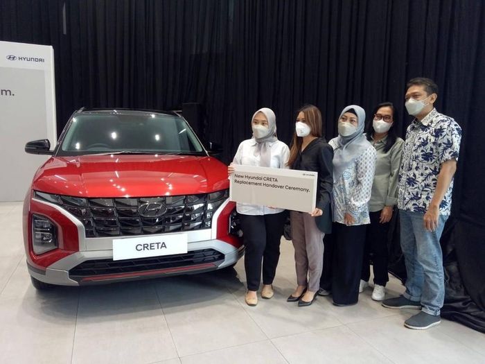 Ô tô bẹp dúm sau tai nạn, chủ xe Hyundai Creta được hãng đổi xe mới - Hình 1
