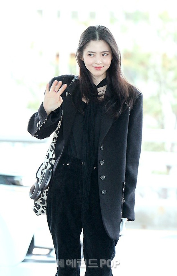 Park Min Young - Kim Seon Ho lộ diện sau ồn ào, Han So Hee đẹp xuất sắc dẫn đầu dàn sao đổ bộ sân bay sang Nhật dự AAA - Hình 6