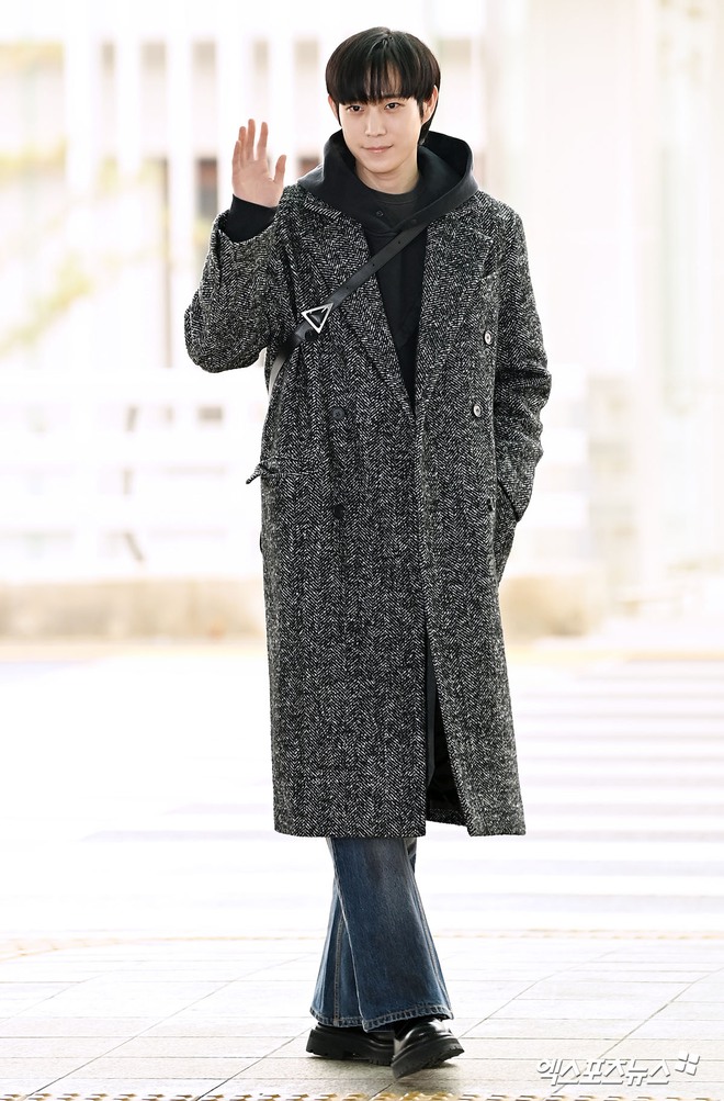 Park Min Young - Kim Seon Ho lộ diện sau ồn ào, Han So Hee đẹp xuất sắc dẫn đầu dàn sao đổ bộ sân bay sang Nhật dự AAA - Hình 20