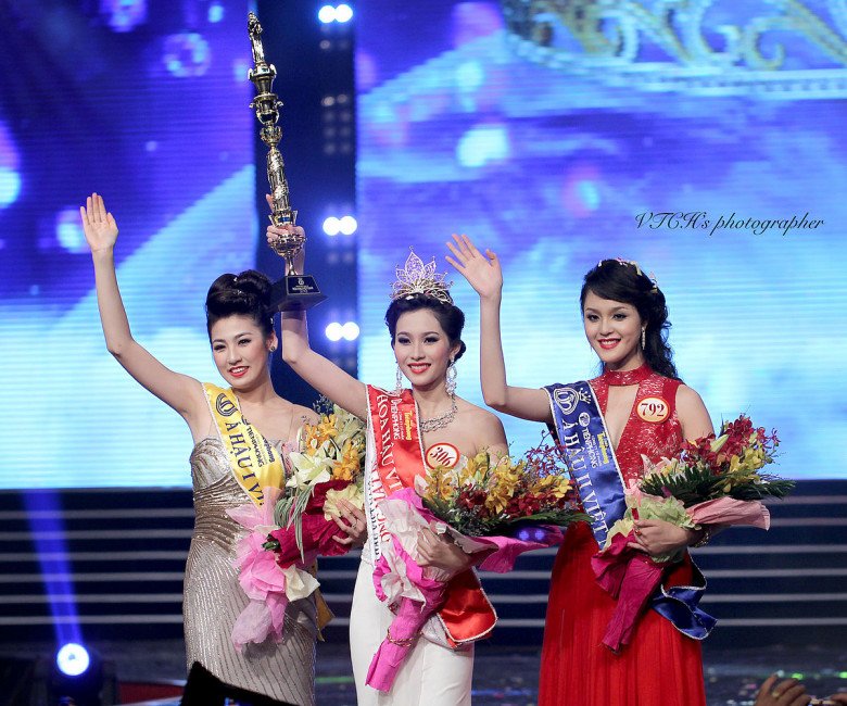 Phong cách sang trọng của Á hậu Tú Anh và con trai - Hình 2
