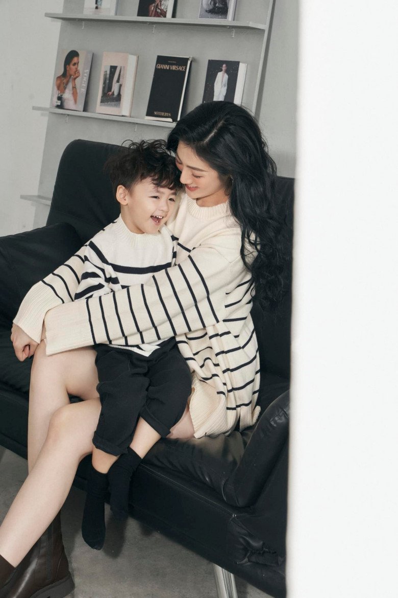 Phong cách sang trọng của Á hậu Tú Anh và con trai - Hình 4