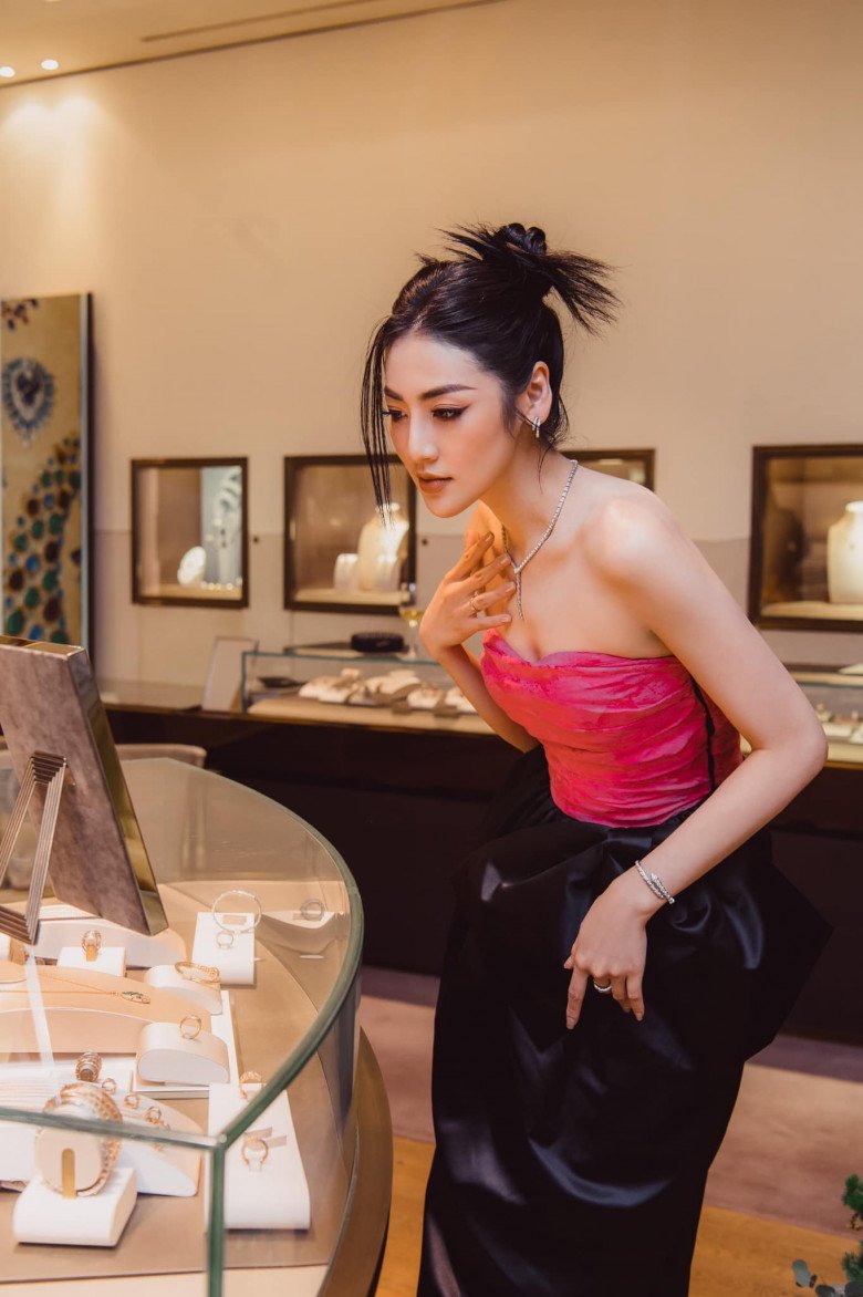 Phong cách sang trọng của Á hậu Tú Anh và con trai - Hình 16