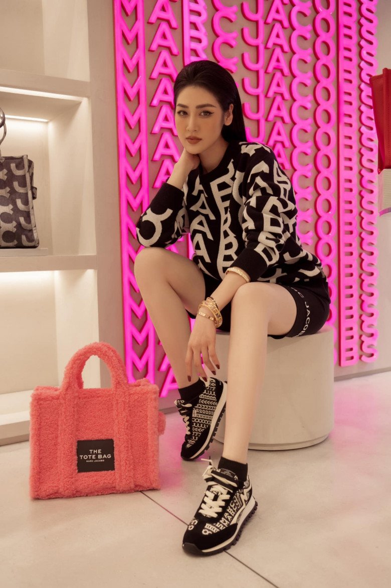 Phong cách sang trọng của Á hậu Tú Anh và con trai - Hình 12