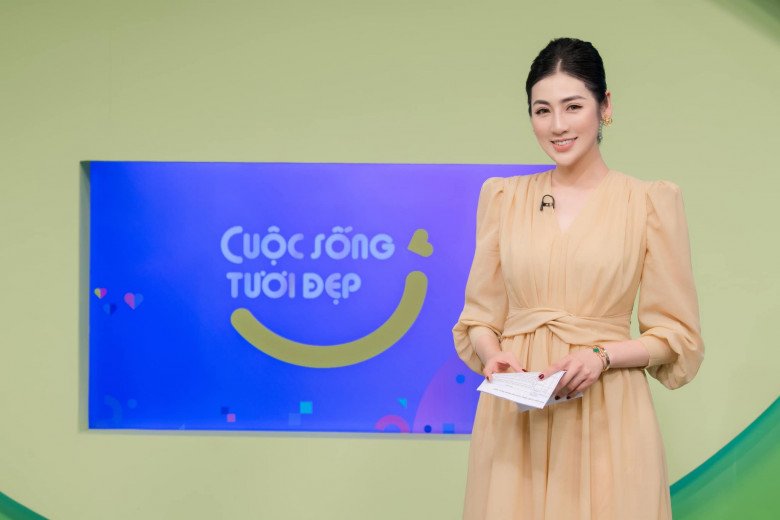 Phong cách sang trọng của Á hậu Tú Anh và con trai - Hình 1