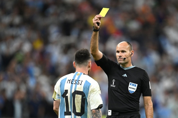 Trọng tài bị Messi chỉ trích chia tay World Cup 2022 - Hình 1