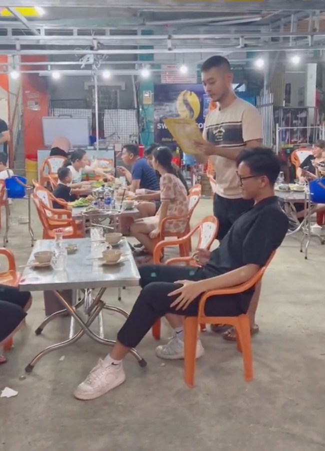 Cô Gái Có Râu cay cú đáp trả khi bị loạt Tiktoker đình đám review đồ ăn đắt, tanh: 'Tôm bị kẹt xe' - Hình 10