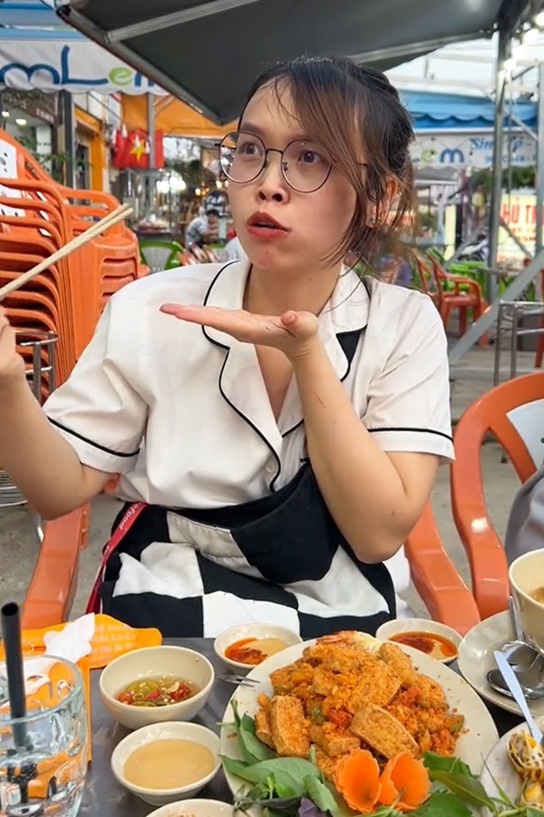 Cô Gái Có Râu cay cú đáp trả khi bị loạt Tiktoker đình đám review đồ ăn đắt, tanh: 'Tôm bị kẹt xe' - Hình 7