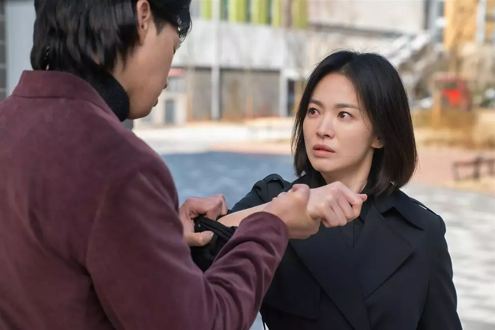 Song Hye Kyo phủ nguyên cây đen, vẻ ngoài đáng báo động giữa tin Song Joong Ki công khai tình mới - Hình 1