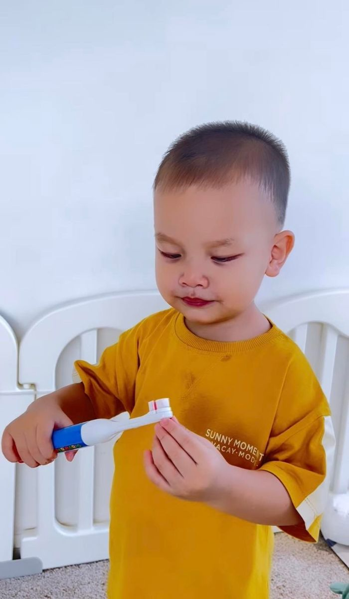 Hai con nhà Hà Hồ: Lisa viết thư tay, hát nhạc Giáng sinh trôi chảy, cậu Ú Leon đánh răng cực hài - Hình 12