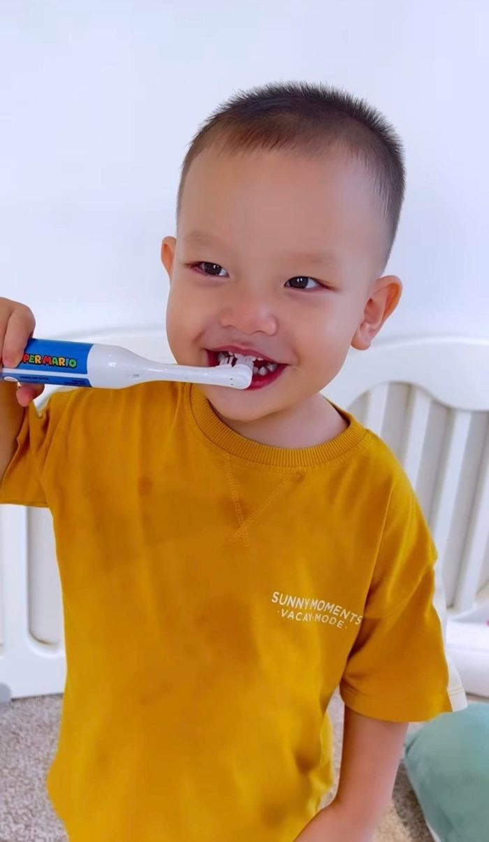 Hai con nhà Hà Hồ: Lisa viết thư tay, hát nhạc Giáng sinh trôi chảy, cậu Ú Leon đánh răng cực hài - Hình 10