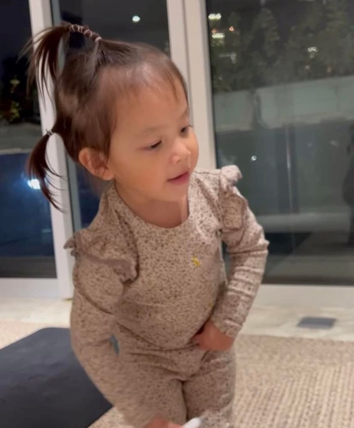 Hai con nhà Hà Hồ: Lisa viết thư tay, hát nhạc Giáng sinh trôi chảy, cậu Ú Leon đánh răng cực hài - Hình 7