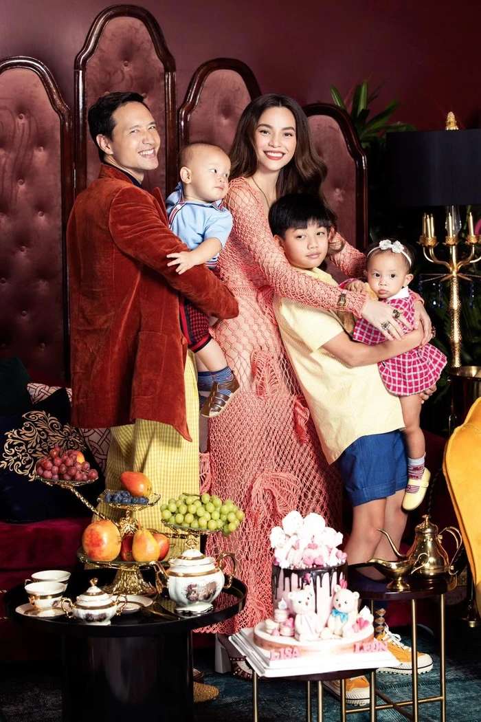 Hai con nhà Hà Hồ: Lisa viết thư tay, hát nhạc Giáng sinh trôi chảy, cậu Ú Leon đánh răng cực hài - Hình 15
