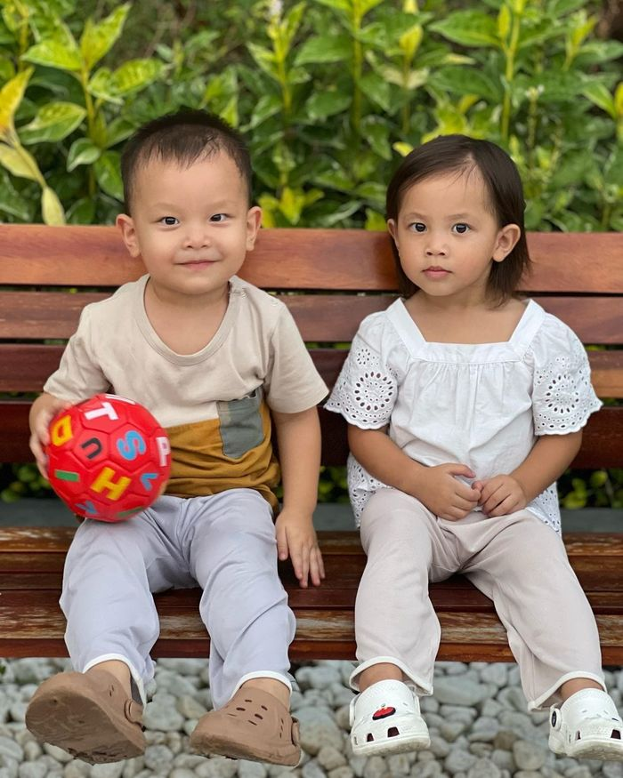 Hai con nhà Hà Hồ: Lisa viết thư tay, hát nhạc Giáng sinh trôi chảy, cậu Ú Leon đánh răng cực hài - Hình 1