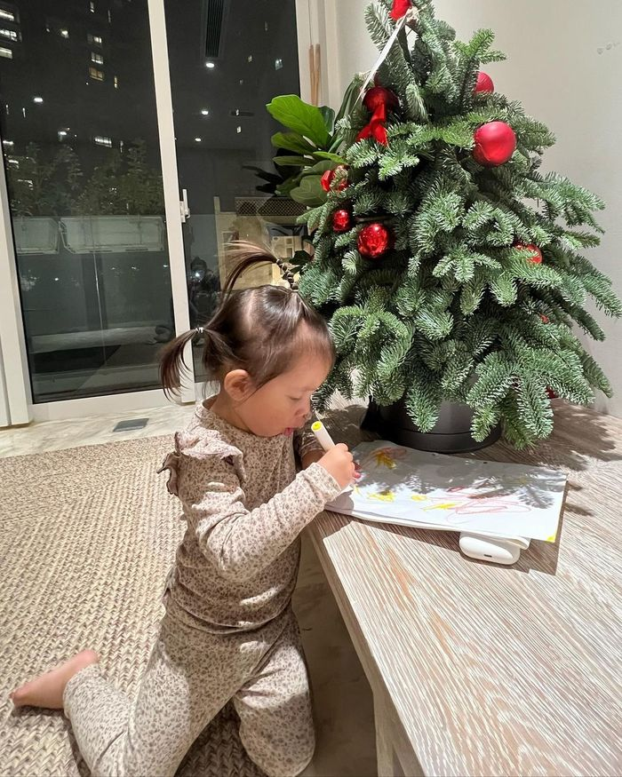 Hai con nhà Hà Hồ: Lisa viết thư tay, hát nhạc Giáng sinh trôi chảy, cậu Ú Leon đánh răng cực hài - Hình 3