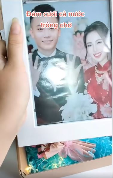 Quang Linh được fan tặng quà sinh nhật ý nghĩa, chốt Hoa hậu Thùy Tiên về làm dâu xứ Nghệ - Hình 1