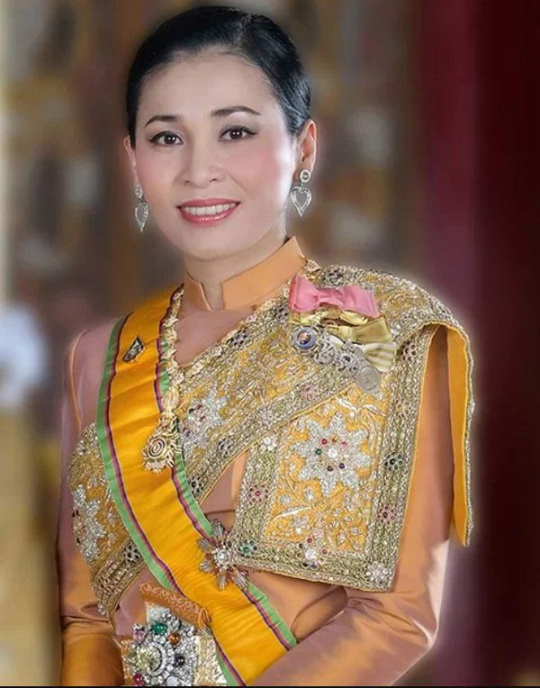 Hoàng hậu Thái Lan Suthida: Sóng gió hậu cung với 21 vợ bé, được công chúng yêu mến hết lòng - Hình 2