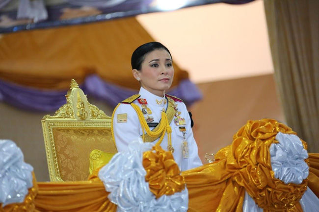 Hoàng hậu Thái Lan Suthida: Sóng gió hậu cung với 21 vợ bé, được công chúng yêu mến hết lòng - Hình 3