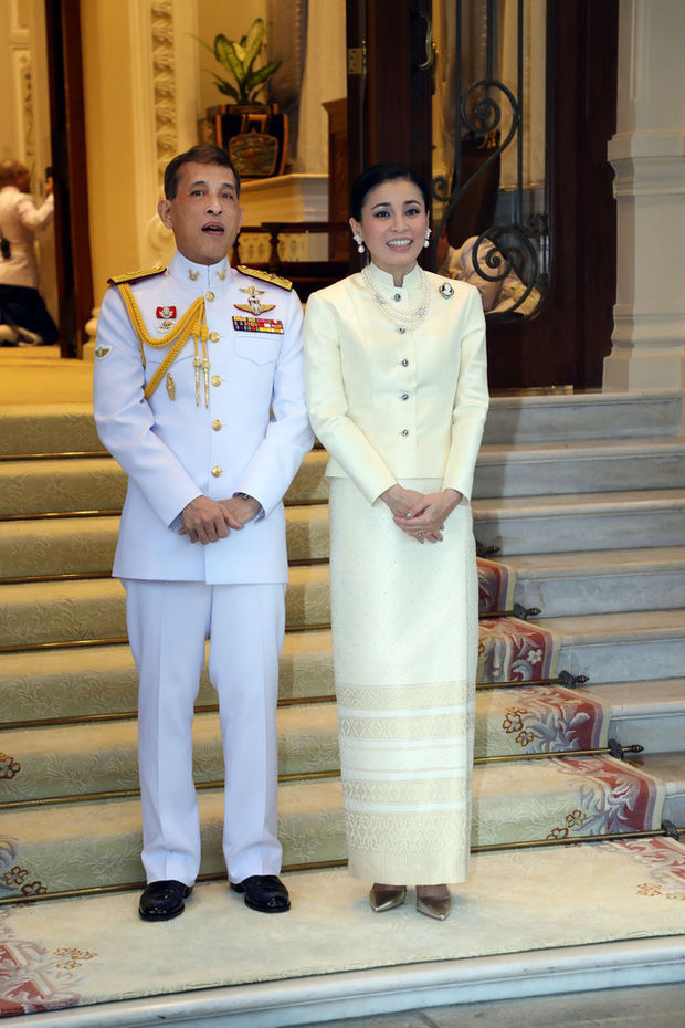 Hoàng hậu Thái Lan Suthida: Sóng gió hậu cung với 21 vợ bé, được công chúng yêu mến hết lòng - Hình 8