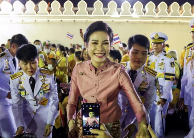 Hoàng hậu Thái Lan Suthida: Sóng gió hậu cung với 21 vợ bé, được công chúng yêu mến hết lòng - Hình 5