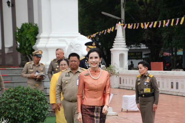 Hoàng hậu Thái Lan Suthida: Sóng gió hậu cung với 21 vợ bé, được công chúng yêu mến hết lòng - Hình 4