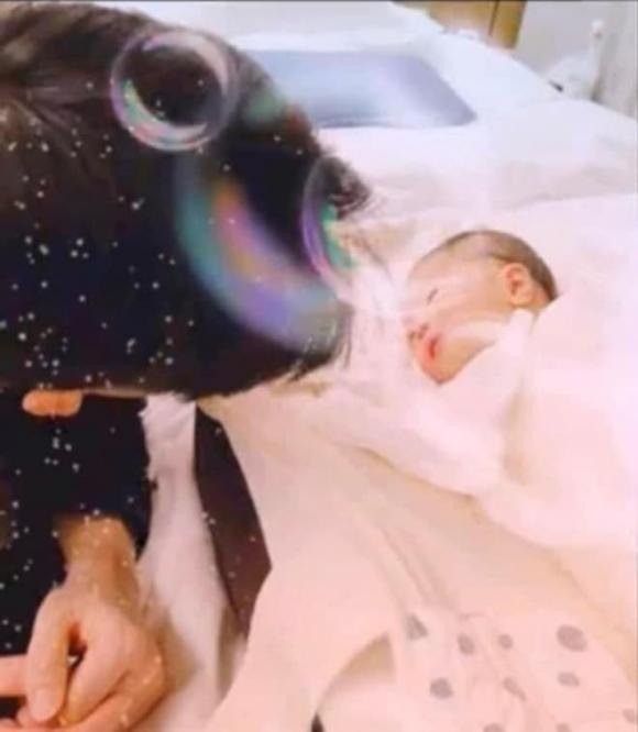 Hyun Bin gây chú ý ngoại hình râu ria, già nua sau khi chăm bà xã hạ sinh nhóc tì đầu lòng - Hình 3