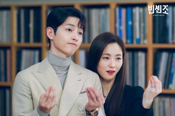 Song Joong Ki công khai ôm ấp tình mới trước thềm phim mới, dành hành động ân cần để trêu tức vợ cũ? - Hình 4