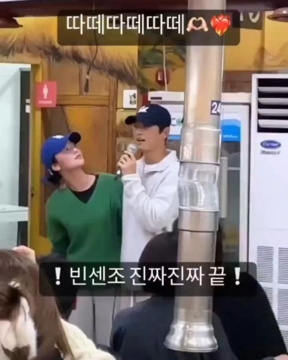 Song Joong Ki công khai ôm ấp tình mới trước thềm phim mới, dành hành động ân cần để trêu tức vợ cũ? - Hình 1