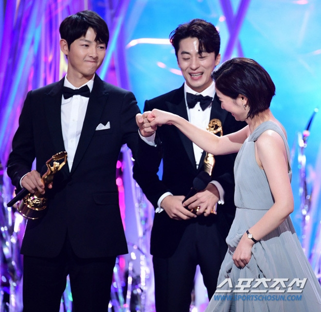 Song Joong Ki công khai ôm ấp tình mới trước thềm phim mới, dành hành động ân cần để trêu tức vợ cũ? - Hình 8