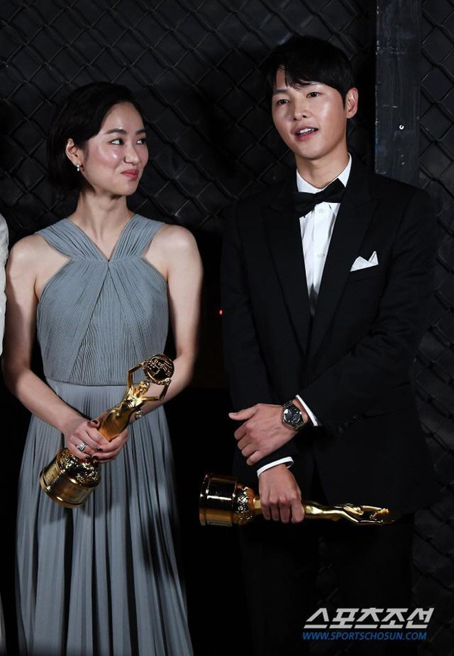 Song Joong Ki công khai ôm ấp tình mới trước thềm phim mới, dành hành động ân cần để trêu tức vợ cũ? - Hình 7