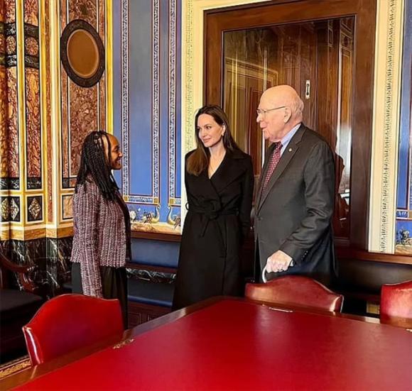 Angelina Jolie cho cặp con song sinh hiếm hoi lộ diện, con gái nuôi làm 1 việc chấn động - Hình 18