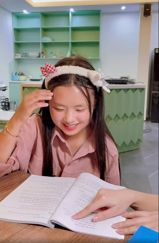 Phúng Phính ngày càng hở bạo khi về quê, CĐM lo sẽ dạy hư các em bé Hà Giang - Hình 4