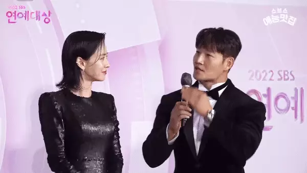 Kim Jong Kook tán tỉnh Song Ji Hyo trên thảm đỏ SBS Entertainment Awards: Chàng nói gì mà nàng vui thế này? - Hình 1