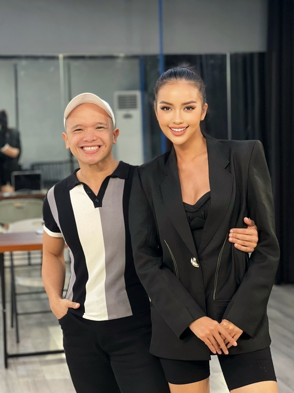 Ngọc Châu khoe catwalk điêu luyện hậu training, đối thủ tại Miss Universe xuất hiện gây choáng - Hình 4