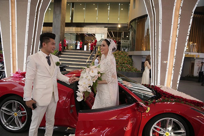 Sao Việt mừng cưới bằng quà khủng: Diệp Lâm Anh – Ngô Kiến Huy chi tiền mua vàng, người đưa hẳn xế hộp 15 tỷ