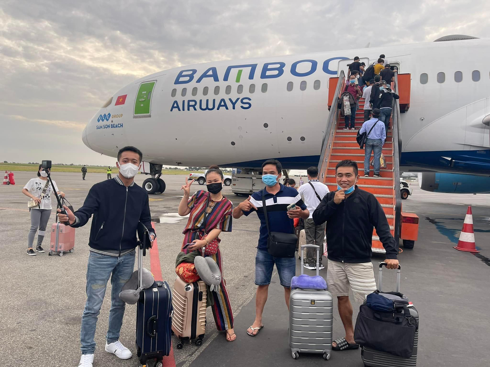 Nguyễn Tiến Vlog: Thuyền thưởng của Quang Linh Vlog và hành trình gây dựng cuộc sống tại Châu Phi - Hình 3