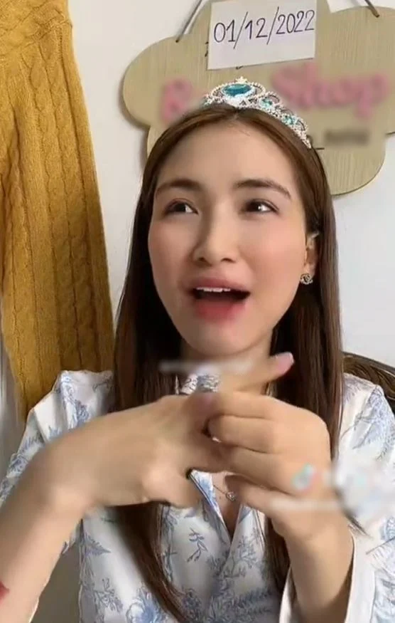 Hòa Minzy lén lút làm 1 việc trên livestream, gia tài khủng sau thời gian bán hàng online? - Hình 2