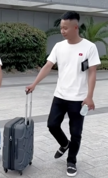 Quang Linh Vlog bị soi bằng chứng bí mật về Việt Nam, cùng Thùy Tiên đi chụp bộ ảnh Noel cực tình? - Hình 5