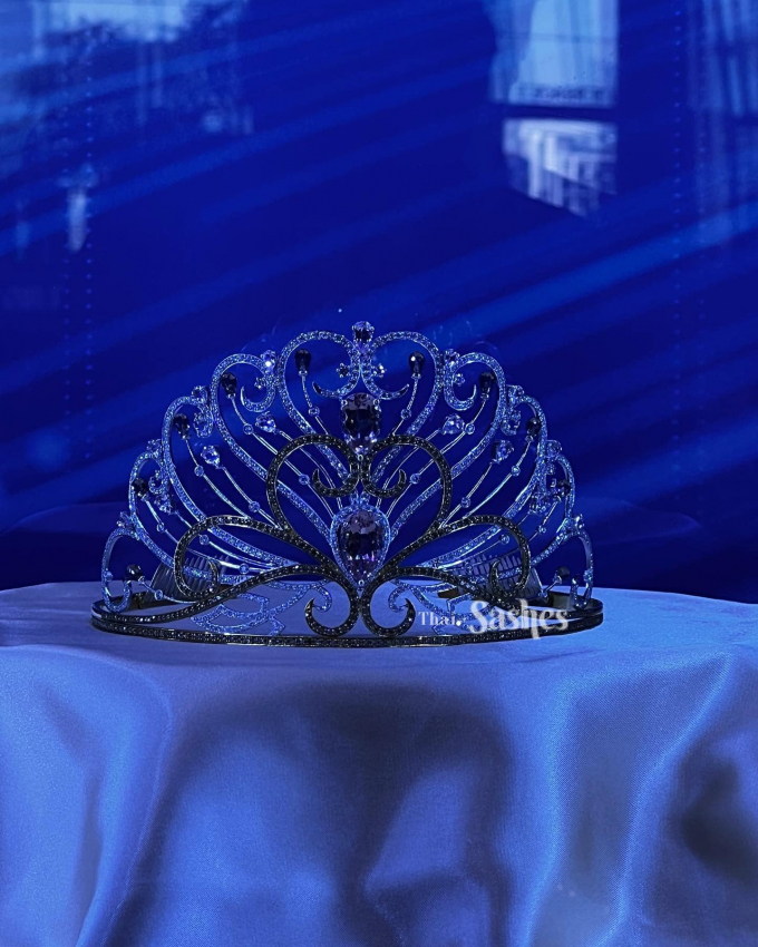 Vương miện Miss Universe giá 170 tỷ vừa lộ diện đã bị chê, fan soi ra điểm trùng hợp với Ngọc Châu - Hình 5
