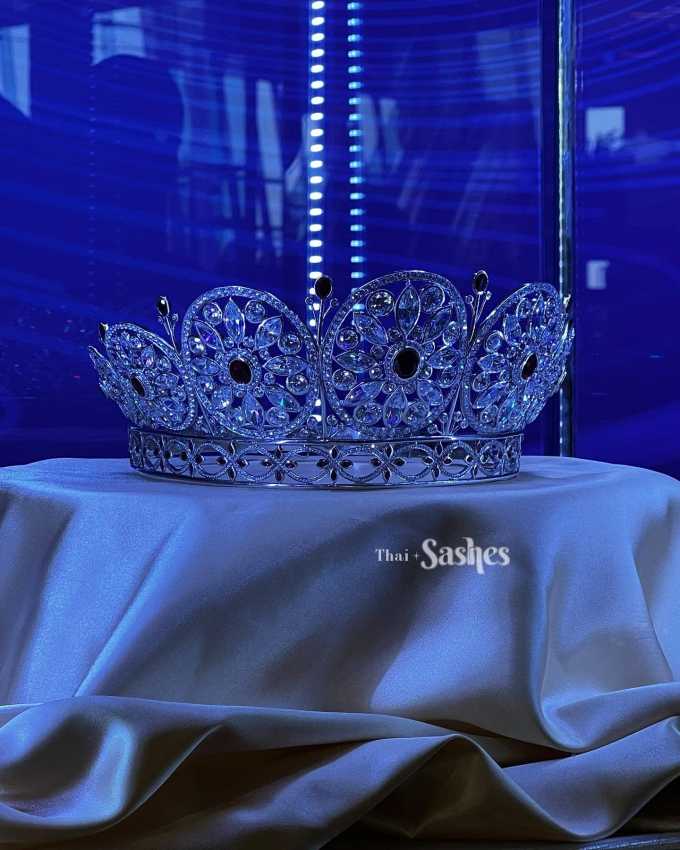 Vương miện Miss Universe giá 170 tỷ vừa lộ diện đã bị chê, fan soi ra điểm trùng hợp với Ngọc Châu - Hình 8