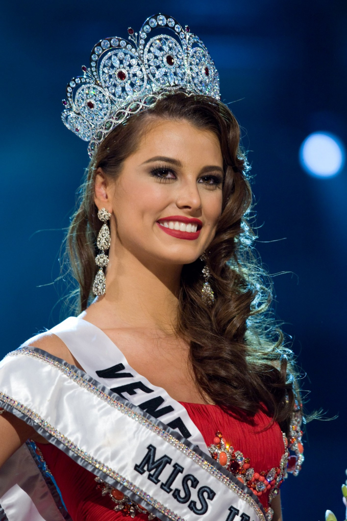 Vương miện Miss Universe giá 170 tỷ vừa lộ diện đã bị chê, fan soi ra điểm trùng hợp với Ngọc Châu - Hình 9