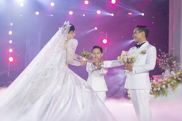 Đám cưới Khánh Thi - Phan Hiển: Chú rể bật khóc thú nhận nỗi sợ lớn nhất, hôn cô dâu đắm đuối trước 1200 khách mời - Hình 7