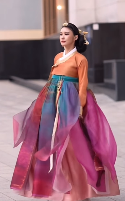 Miss Universe 2022 đại chiến: Hàn Quốc lại Hanbok, Paraguay hóa bướm khiến Ngọc Châu bít cửa? - Hình 1