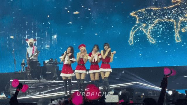 BLACKPINK diện váy đỏ nổi bật, hoá ông già Noel đón Giáng sinh sớm cùng fan ở trời Tây - Hình 1