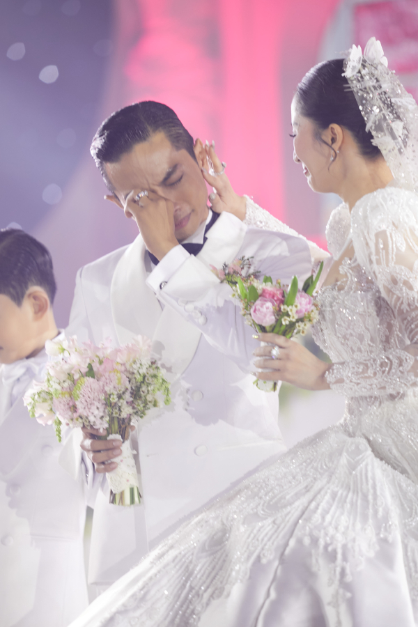 Đám cưới Khánh Thi - Phan Hiển: Tình cũ Chí Anh đến chúc mừng, tiết lộ bí mật thầm kín gây sốc! - Hình 5