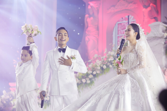 Đám cưới Khánh Thy - Phan Hiển: Trấn Thành, Đại Nghĩa và dàn khách mời không kiềm được nước mắt - Hình 19