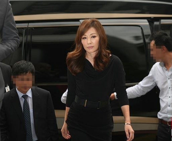 Lee Mi Sook: Dùng tiền lấp liếm chuyện ngoại tình và bê bối chấn động khiến cả Kbiz khiếp sợ - Hình 11