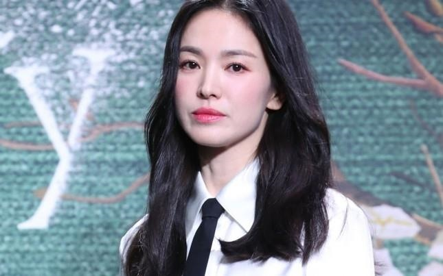 Song Hye Kyo hạch sách lạm quyền khi bị chê già chát, ekip vội vã đứng ra làm bia đỡ? - Hình 2