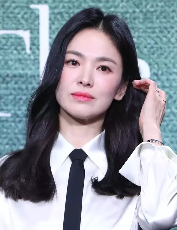 Song Hye Kyo hạch sách lạm quyền khi bị chê già chát, ekip vội vã đứng ra làm bia đỡ? - Hình 3