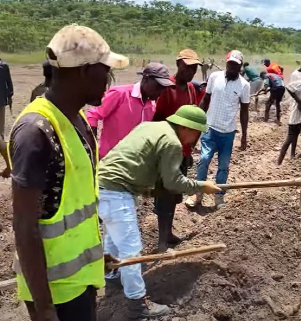 Team Quang Linh đưa người dân Angola đi nhận quà khủng dịp Noel: Bác trưởng thôn mừng phát khóc - Hình 10